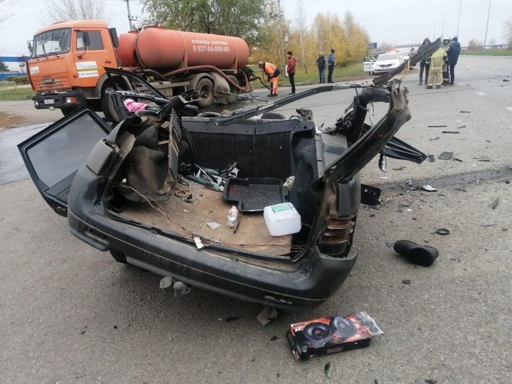 В Челнах после столкновения легковушки и грузовика, водитель впал в кому