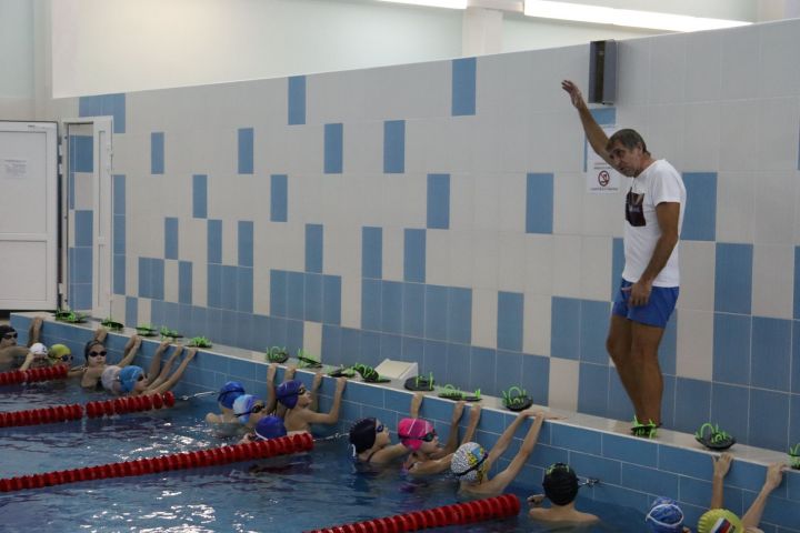 «Нацелен на большой спорт»: чистопольских пловцов тренирует мастер спорта СССР Сергей Алифашкин