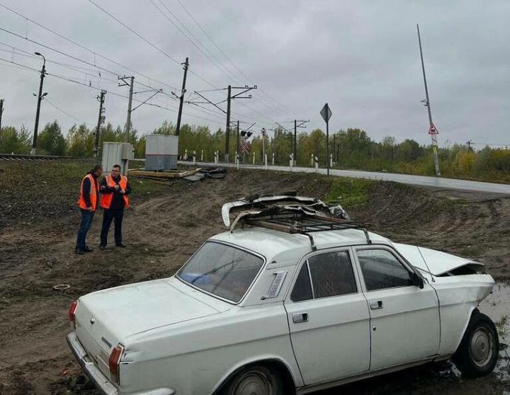 В Казани «Волга» попала под электропоезд, пытаясь проскочить перед ним