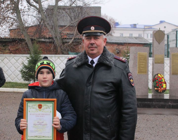 В Чистополе наградили школьника за помощь в раскрытии преступления