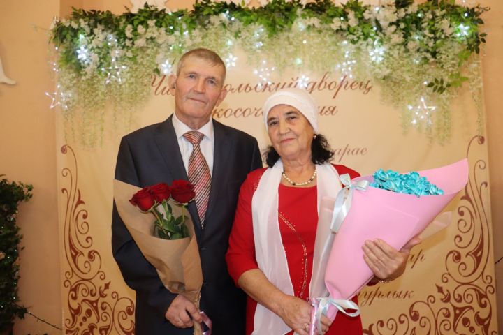 В Чистопольском Дворце бракосочетаний с золотой свадьбой поздравили супругов Ахметшиных