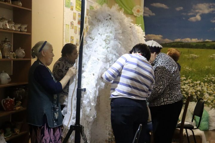 В Чистопольском районе создано несколько «мастерских» по плетению маскировочных сетей