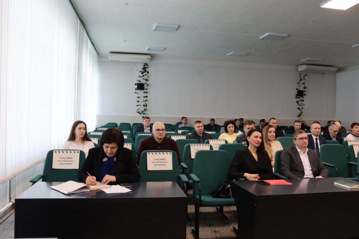 На традиционном совещании-планерке говорили о деятельности предприятия электроснабжения, сельхозформирований и оперативной обстановке