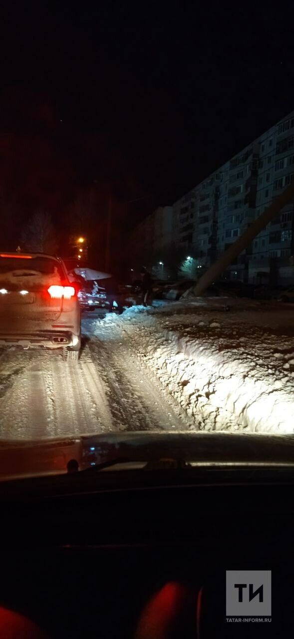 В Казани Mercedes снес столб