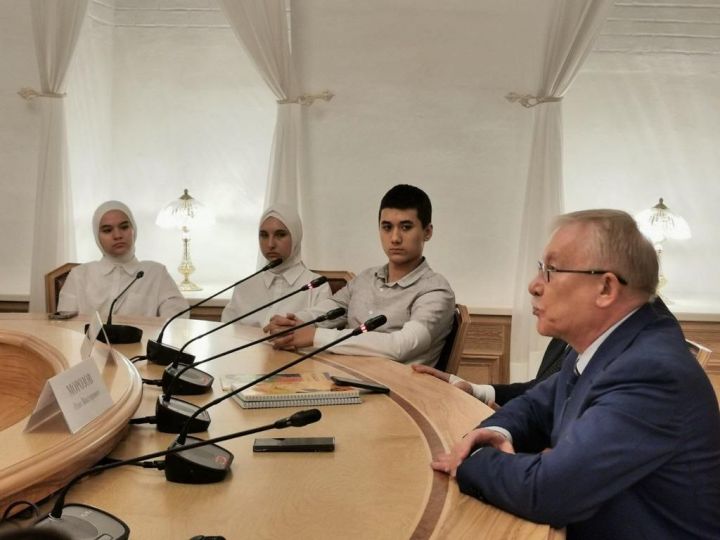 Депутат Государственной Думы Олег Морозов ответил на вопросы школьников