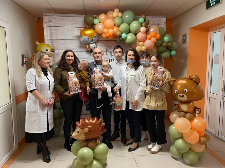 Сотрудники детской поликлиники Чистопольской ЦРБ присоединились к акции  «Новый год в каждый дом»
