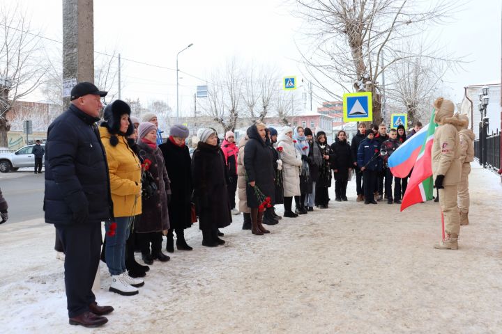 На здании лицея № 1 в Чистополе открыли мемориальную доску в память о выпускнике Вячеславе Есипове