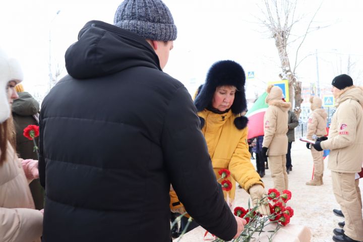 На здании лицея № 1 в Чистополе открыли мемориальную доску в память о выпускнике Вячеславе Есипове