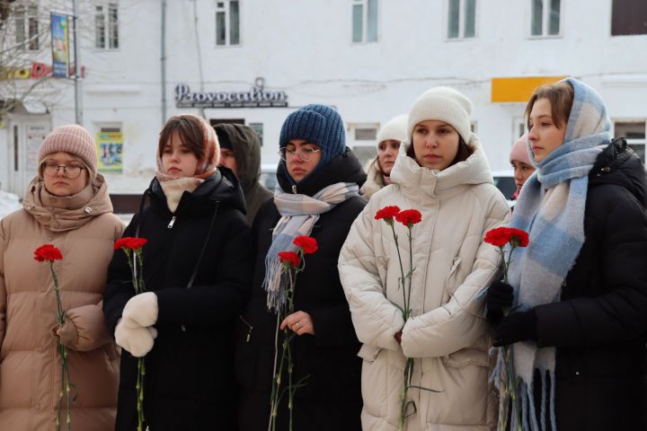 На здании лицея № 1 в Чистополе открыли мемориальную доску в память о выпускнике Вячеславе Есипове