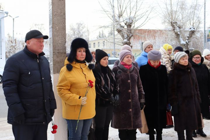 На здании лицея № 1 в Чистополе открыли мемориальную доску в память о выпускнике Вячеславе Есипове