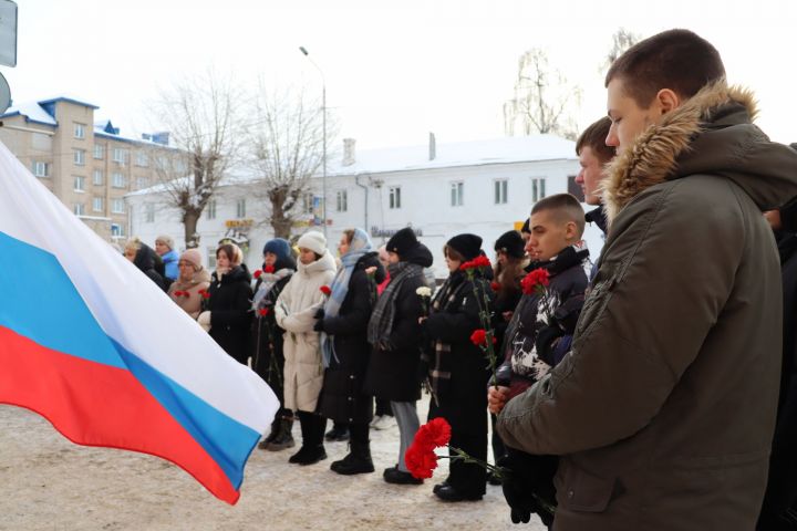 На здании лицея № 1 в Чистополе открыли мемориальную доску в память о выпускнике Вячеславе Есипове