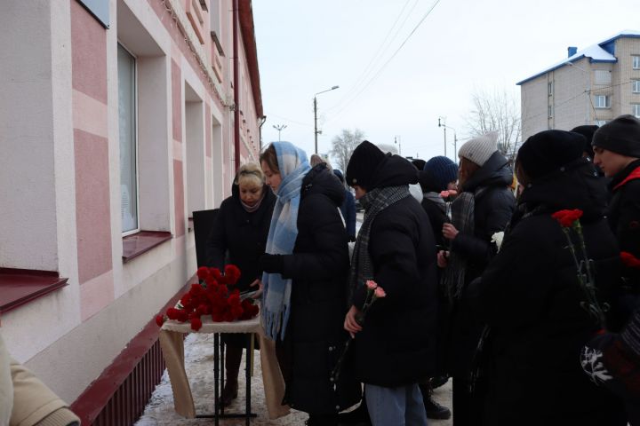 На здании лицея № 1 в Чистополе открыли мемориальную доску в память о выпускнике Вячеславе Есипове