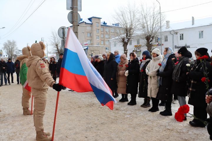 На здании лицея № 1 в Чистополе открыли мемориальную доску в память о выпускнике Вячеславе Есипове