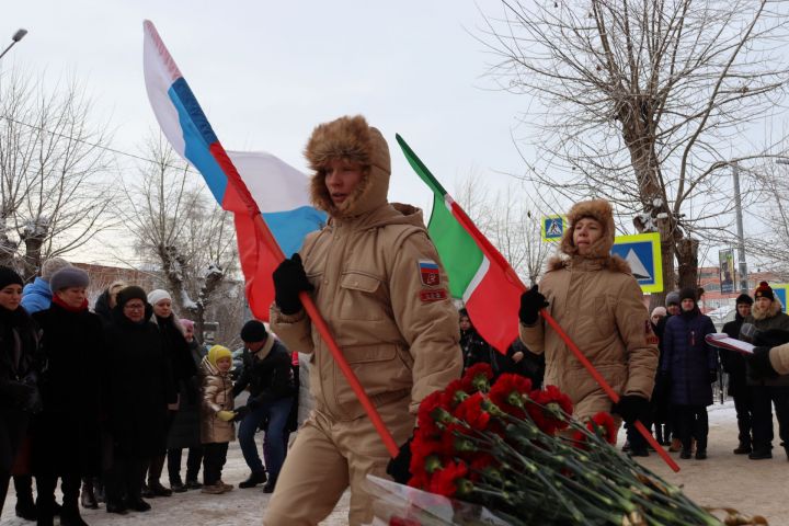 На здании лицея № 1 в Чистополе открыли мемориальную доску в память о выпускнике Вячеславе Есипове