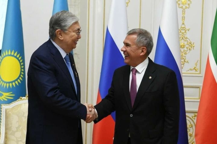 Минниханов вручил орден президенту Казахстана