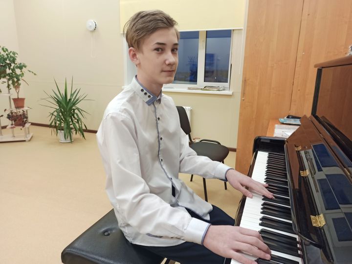 Учащийся чистопольской детской школы искусств Ильяс Нигматуллин будущую профессию хочет связать с музыкой