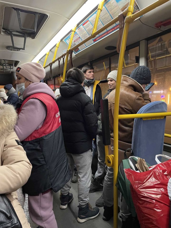 В утренний час пик в казанском электротранспорте  выявили 58  пассажиров без масок