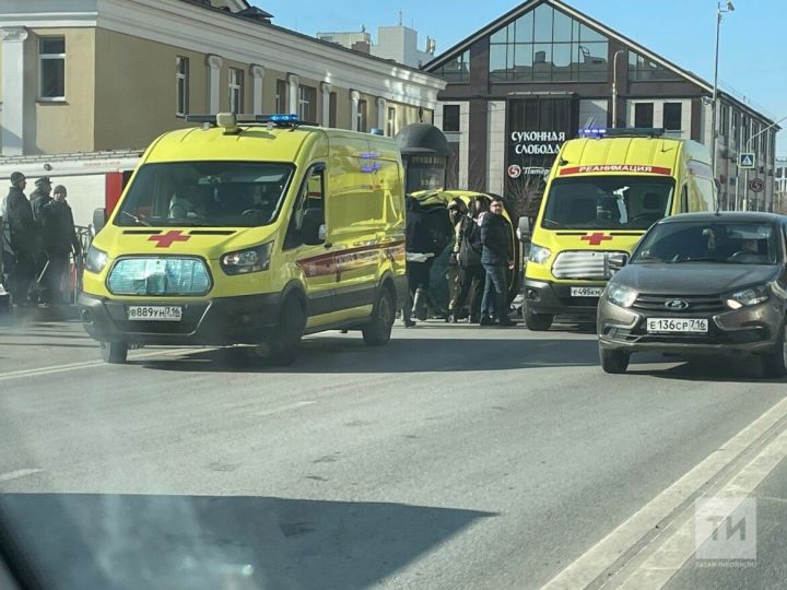В Казани произошло массовое ДТП с участием кареты скорой помощи