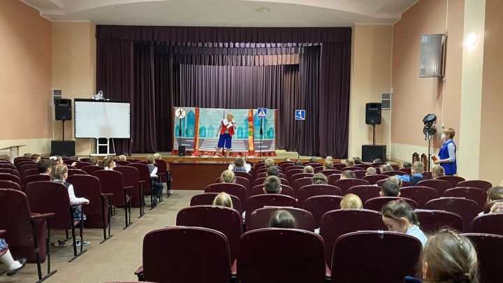 Необычный спектакль: чистопольским школьникам артисты помогли закрепить знания ПДД