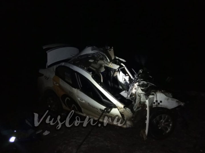 На трассе Казань-Ульяновск в ДТП с фурой погибли водитель и пассажир такси
