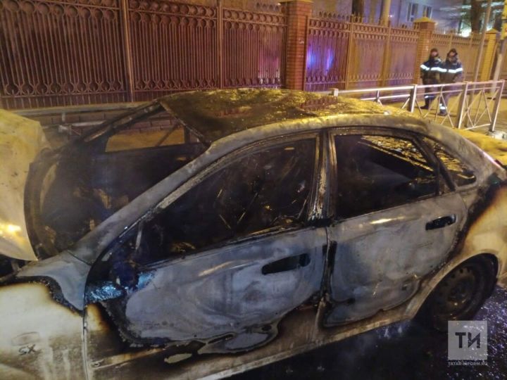 В столице РТ на ходу загорелся автомобиль, есть пострадавший