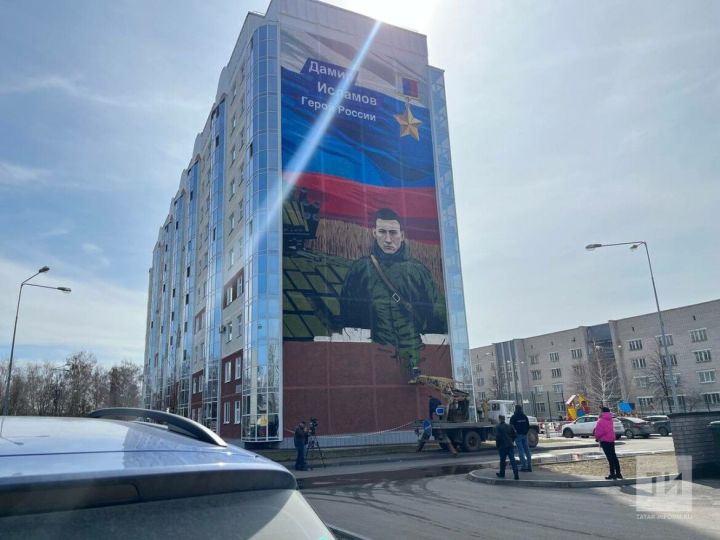 В Казани на фасаде дома появился мурал в память погибшего в Украине