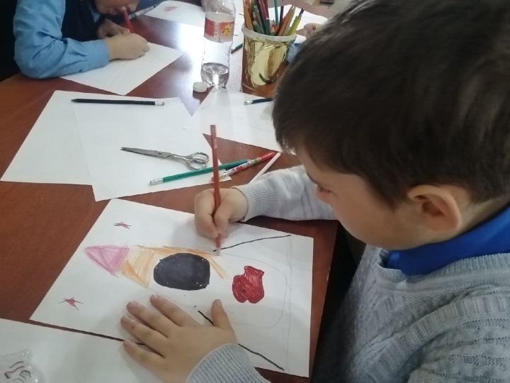 К Дню космонавтики с детьми из чистопольского села провели конкурс рисунков