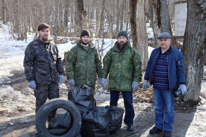 Священнослужители и сотрудники Чистопольского благочиния участвовали в уборке родника
