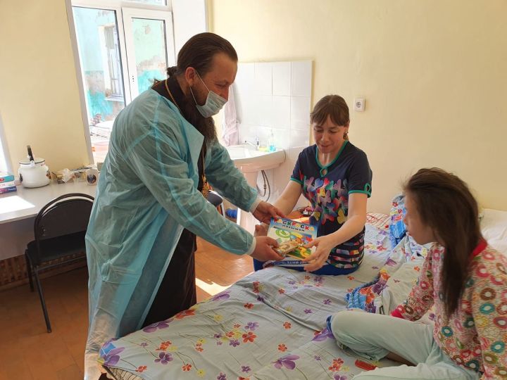 Священнослужители вручили подарки пациентам детского отделения Чистопольской ЦРБ