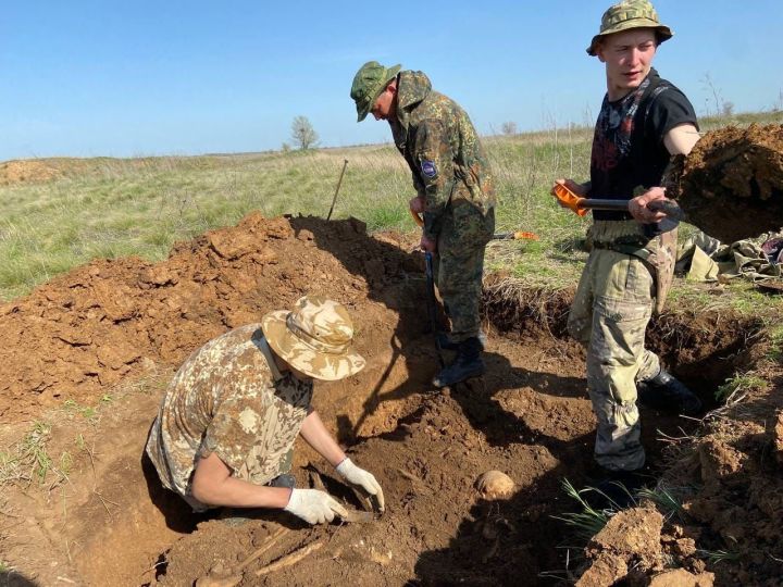 На «Вахте памяти» в Волгоградской области чистопольские поисковики обнаружили останки нескольких солдат и детали самолета