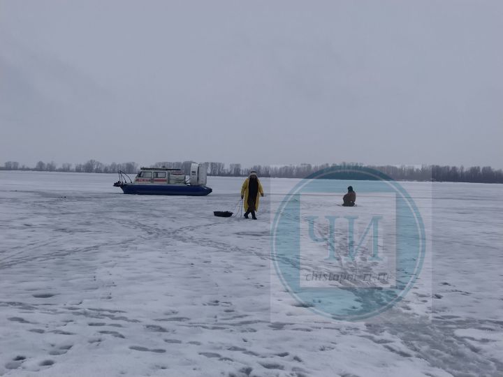 На Волге спасли трех рыбаков, вышедших на тонкий лед