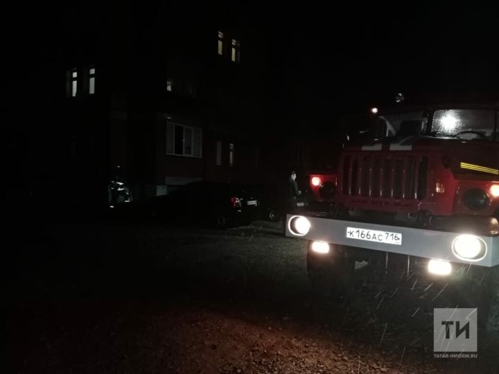 В Арске огнеборцы спасли отца с двумя детьми из задымленной квартиры