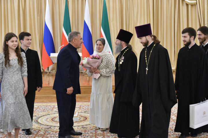 Президент РТ наградил чистопольскую семью  медалью «Родительская доблесть»