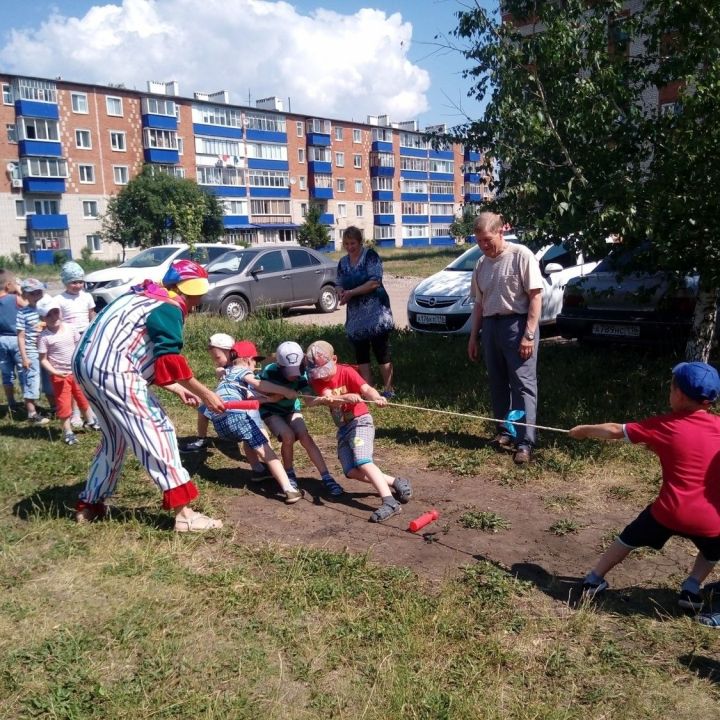 В дни летних каникул в микрорайоне дома медиков для юных чистопольцев организовали спортивные состязания