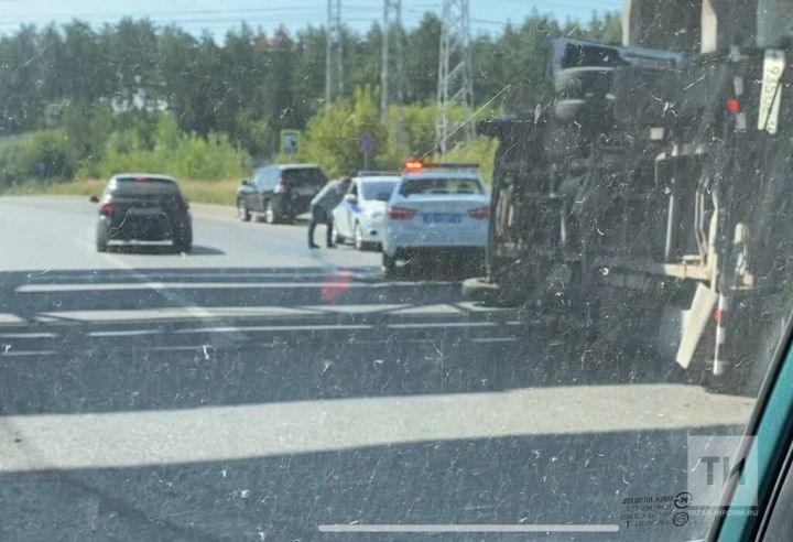 В  Казани «ГАЗель» завалилась на бок после столкновения с самосвалом