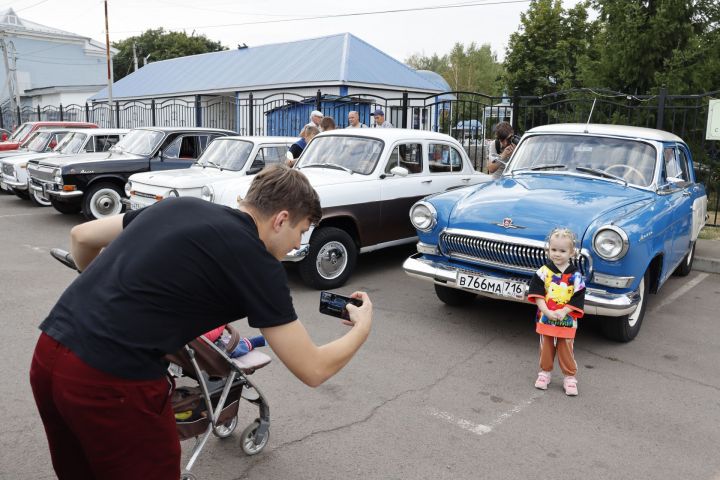 В День города чистопольцы посетили выставку ретро-автомобилей