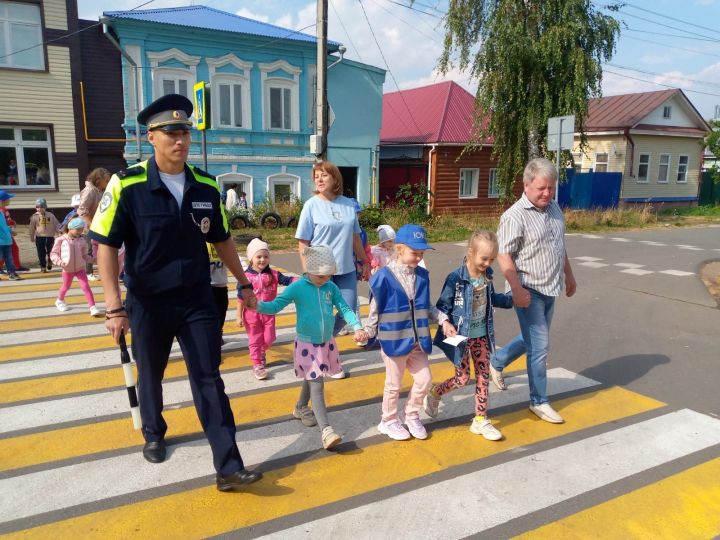 Безопасный переход: чистопольские малыши учились переходить дорогу вместе с сотрудниками Госавтоинспекции