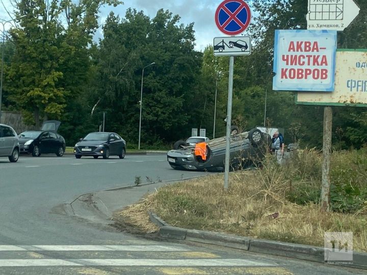 В столице Татарстана легковушка перевернулась на крышу в результате ДТП