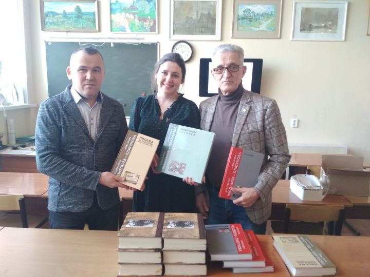 Заслуженный деятель науки РФ и РТ подарил чистопольской художественной школе книги по культуре и искусству