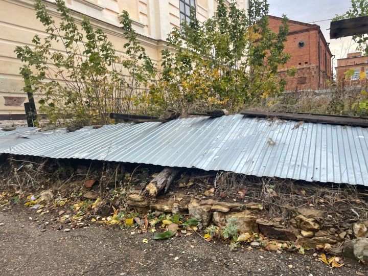 Сильный ветер в Чистополе обрушил ограждение школы