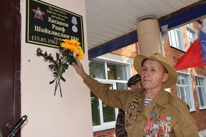 В Чистопольском районе открыли памятную доску воину-афганцу (фоторепортаж)