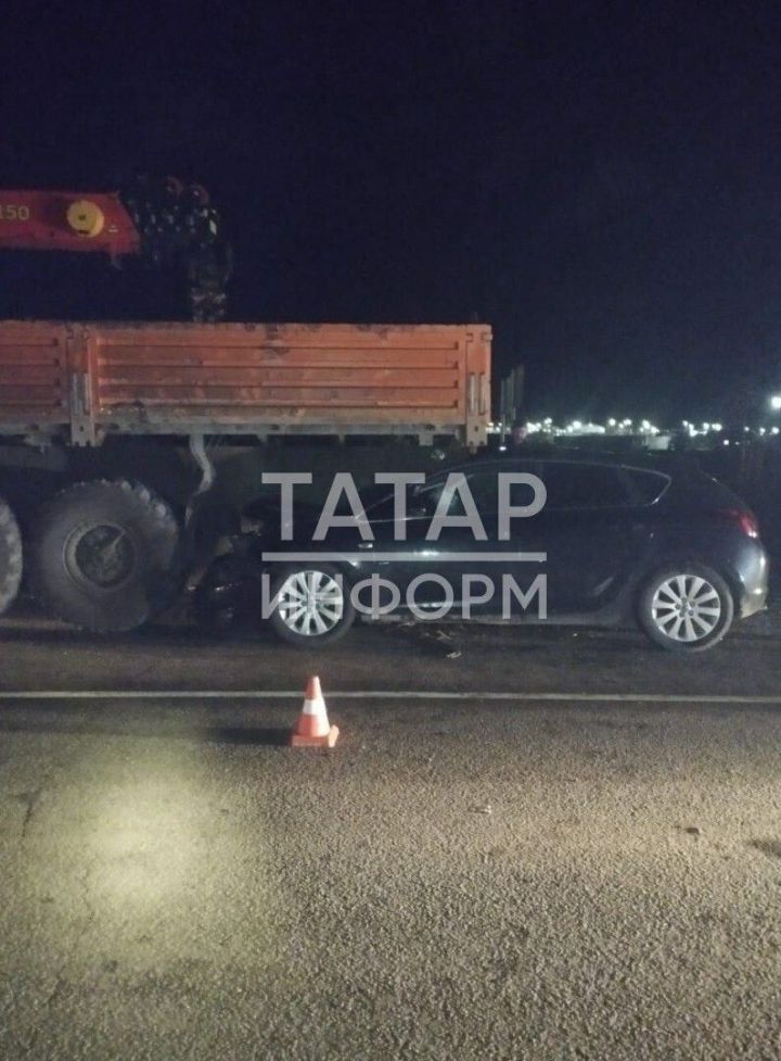 На трассе Казань — Оренбург Opel влетел под кран-манипулятор