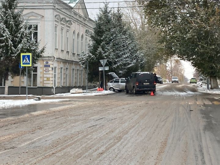 В Чистополе в центре столкнулись легковушка и микроавтобус