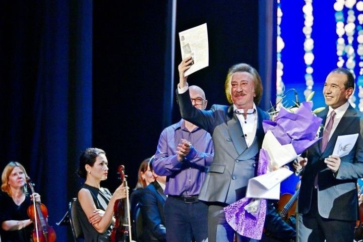 Узбекскому певцу Фарруху Закирову присвоено звание народного артиста Татарстана