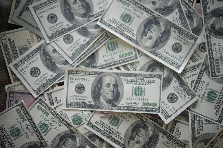 Курс доллара опустился ниже 90 рублей
