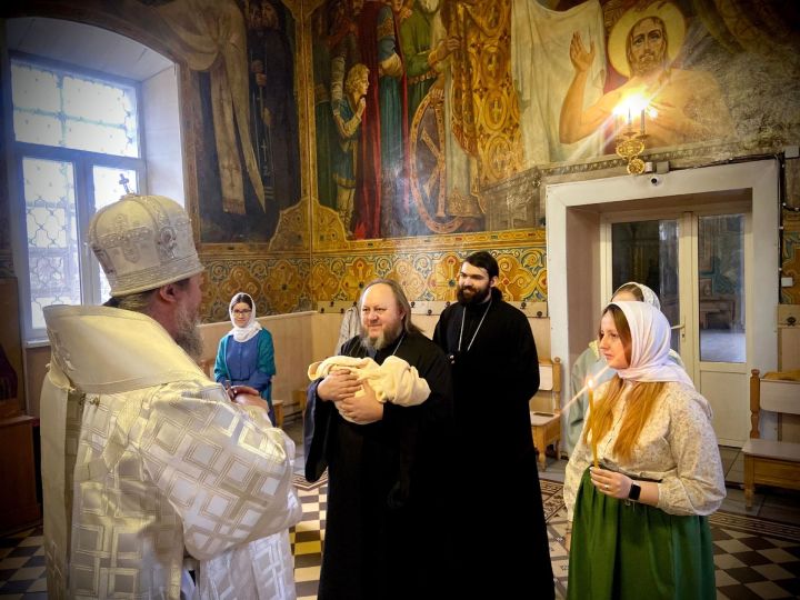 Епископ Пахомий совершил Таинство Крещения в чистопольском храме