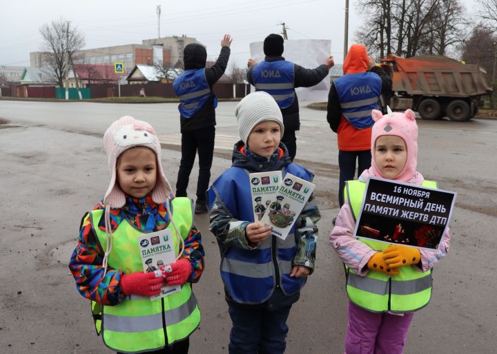 «Уступайте друг другу – не воюйте на дорогах!»: дети призвали чистопольцев соблюдать правила дорожного движения