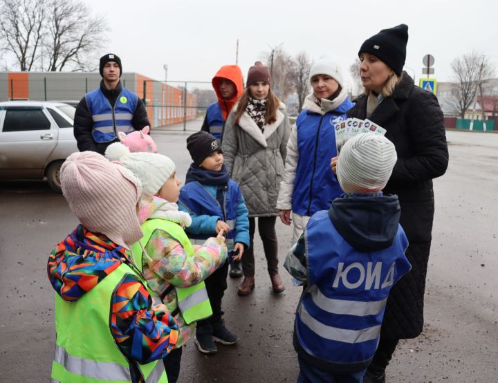 «Уступайте друг другу – не воюйте на дорогах!»: дети призвали чистопольцев соблюдать правила дорожного движения