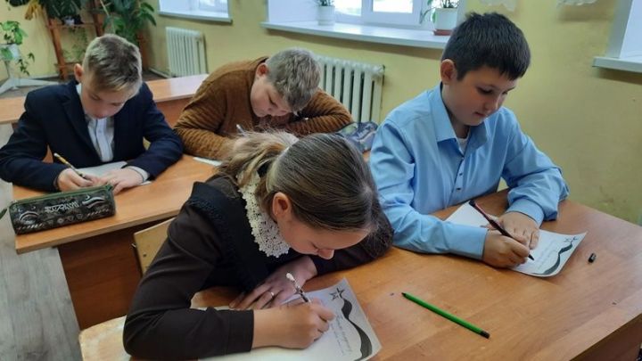 Чистопольские школьники присоединились к Всероссийской акции «Пишу тебе, Герой!»