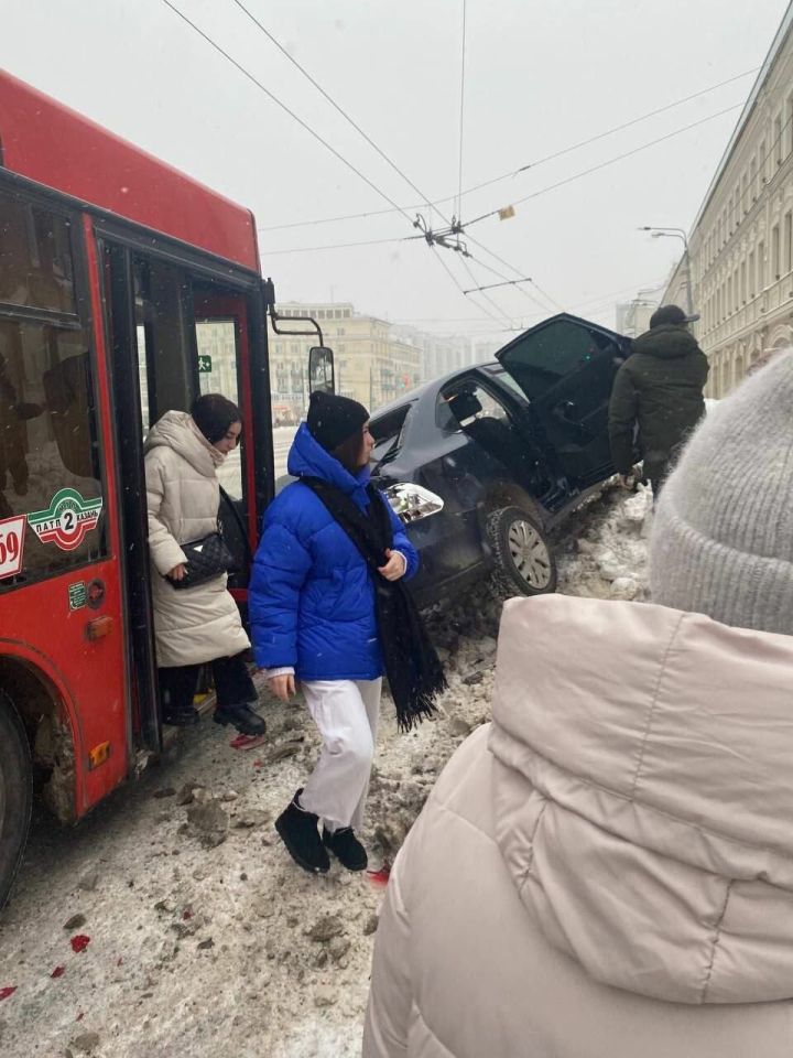 В Казани столкнулись легковушка и автобус